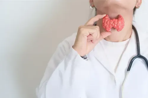Difference Between Hyperthyroidism and Hypothyroidism Symptoms?